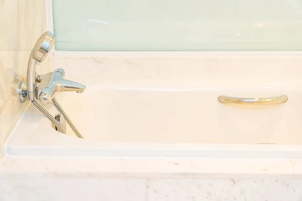 Λευκή πολυτελής διακόσμηση μπανιέρας στην τουαλέτα και το μπάνιο — Φωτογραφία Αρχείου