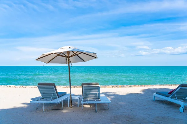 Beautiful umbrella and chair around beach sea ocean with blue sk — Stock Photo, Image