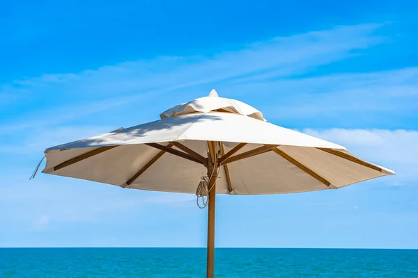Bellissimo ombrellone e sedia intorno spiaggia mare oceano con sk blu — Foto Stock