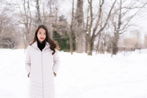 Hermosa joven asiática mujer sonriendo feliz para viajar en la nieve ganar —  Fotos de Stock