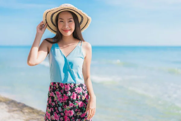 Ritratto bella giovane donna asiatica felice sorriso rilassarsi intorno a essere — Foto Stock