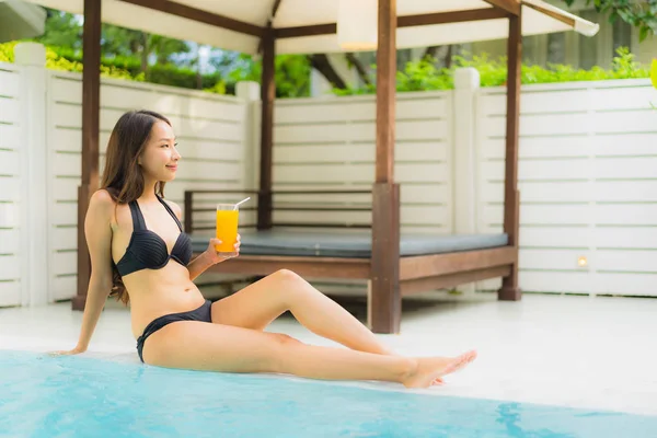 Porträtt vacker ung asiatisk kvinna Happy Smile slappna av runt ou — Stockfoto