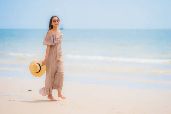 Retrato hermosa joven asiática mujer feliz sonrisa relajarse en el tr — Foto de Stock