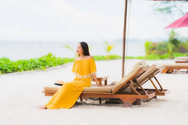 Retrato hermosa mujer asiática usar sombrero con sonrisa feliz ocio — Foto de Stock