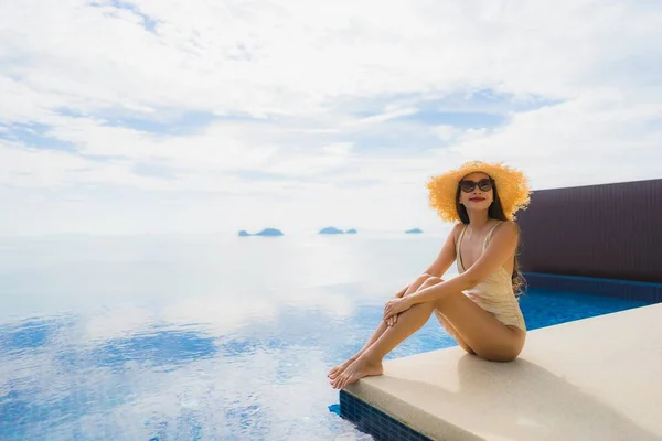 Retrato joven asiático mujer relajarse sonrisa feliz alrededor de natación poo — Foto de Stock