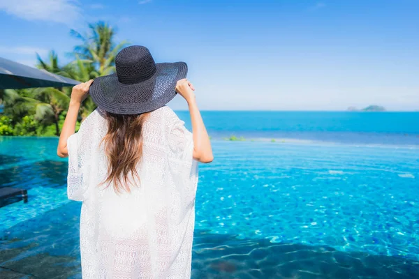 Retrato hermosa joven asiática mujer relajarse en lujo al aire libre swi — Foto de Stock