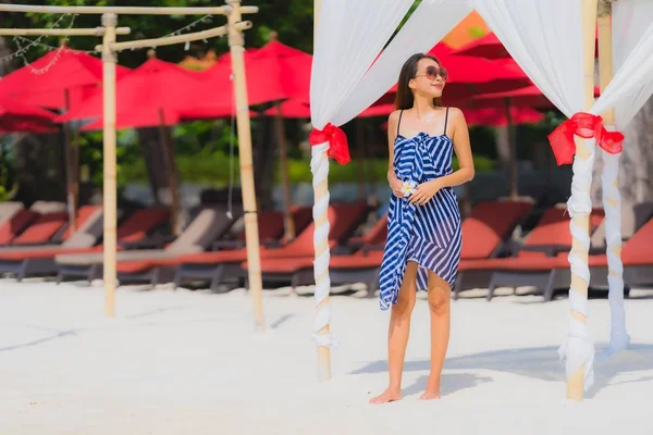 Portret jonge Aziatische vrouw glimlach gelukkig rond strand zee oceaan Wi — Stockfoto