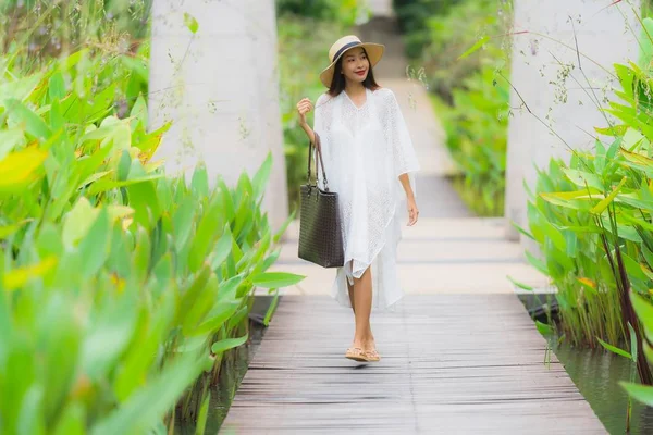 Porträt schöne junge asiatische Frau zu Fuß in den Garten — Stockfoto