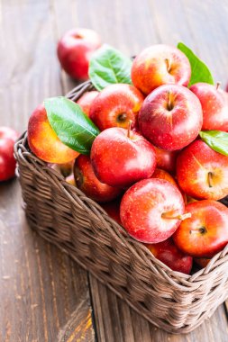 Sepet içinde kırmızı elma