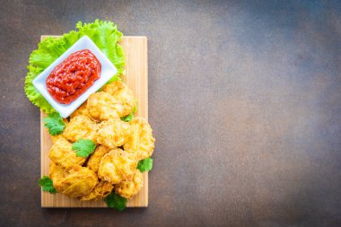 Derin yağda kızartılmış tavuk eti çağrı nugget domates veya ketçap sos ile