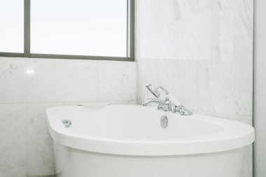 Güzel lüks beyaz küvet banyo iç dekorasyonda