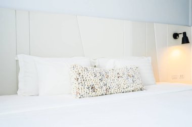 Beyaz yastık Yatak Dekorasyon güzel lüks yatak odasında Inter