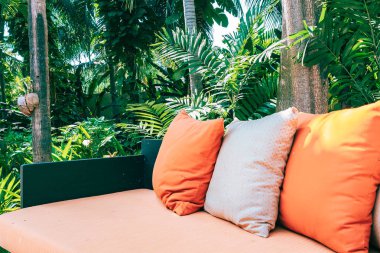 Bahçede kanepe mobilya dekorasyon açık veranda yastık