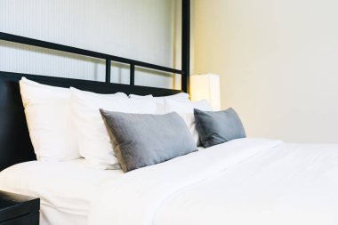 Hafif lamba ile yatakta güzel lüks rahat yastık