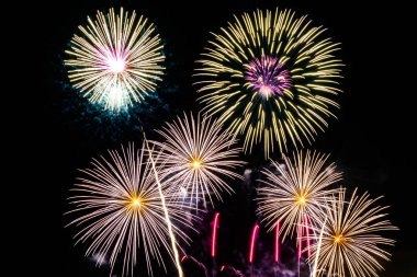 Kutlama için gökyüzünde güzel bir havai fişek gösterisi