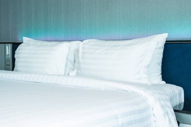 B yatak dekorasyonu üzerinde güzel lüks rahat beyaz yastık