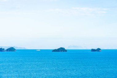 Zekâ etrafında beyaz bulut mavi gökyüzü ile güzel açık deniz okyanusu