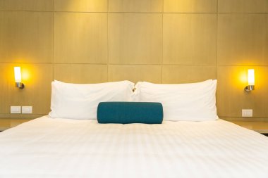 Yatak dekorasyon iç güzel beyaz yastık ve battaniye