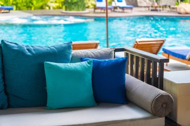 Kanepe dekorasyon açık veranda üzerinde rahat yastık