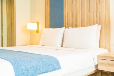 Hafif lamba ile yatak dekorasyonbeyaz rahat yastık