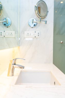 Banyo iç musluk suyu ve lavabo dekorasyon