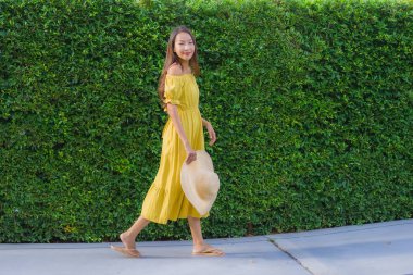 Portre güzel kadınlar mutlu bahçe etrafında gülümseme dinlenmek