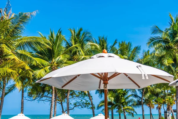 Deniz okyanus üzerinde sky şemsiye ve sandalye ile güzel manzara — Stok fotoğraf