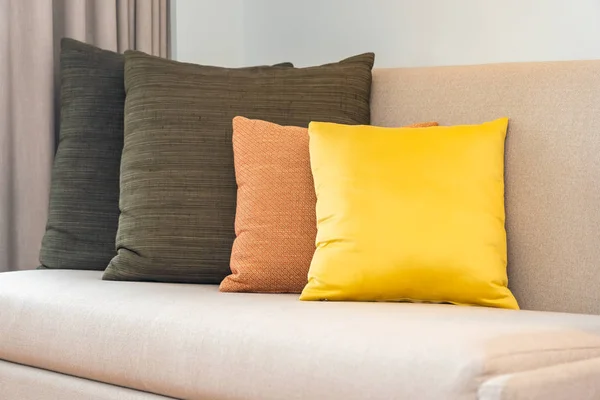 Cómoda almohada en el interior de la decoración del sofá — Foto de Stock