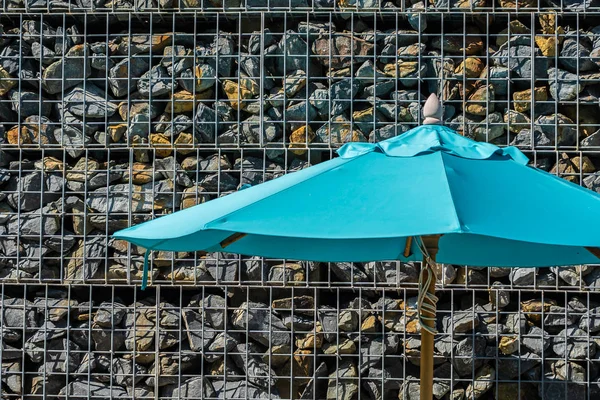 Paraguas y sofá silla alrededor de la piscina al aire libre en el hotel re —  Fotos de Stock