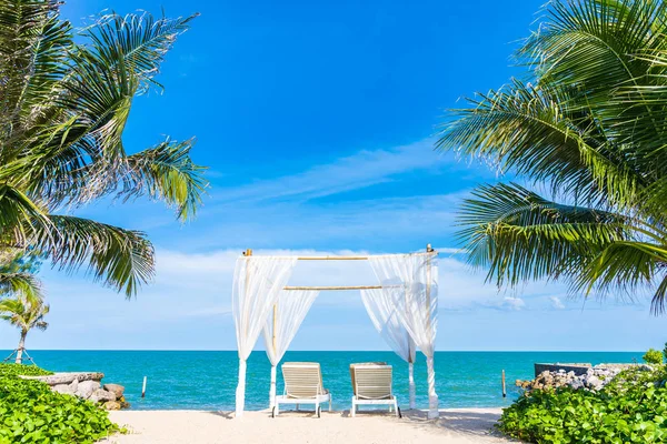 Bellissimo ombrellone e sedia intorno spiaggia mare oceano con sk blu — Foto Stock