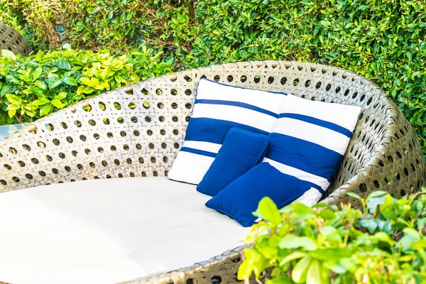 Umbrella and chair sofa around outdoor swimming pool in hotel re — Stock Photo, Image