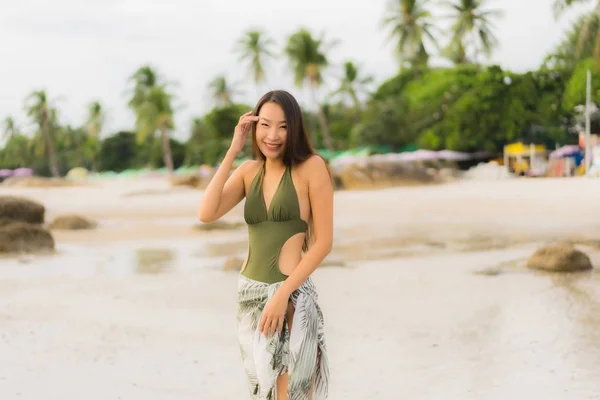 Porträtt vackra asiatiska kvinnor Happy Smile slappna av på den tropiska — Stockfoto