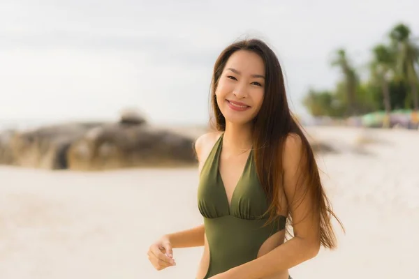 Porträtt vackra asiatiska kvinnor Happy Smile slappna av på den tropiska — Stockfoto