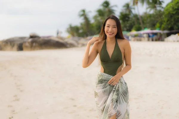 Portrait belles femmes asiatiques sourire heureux se détendre sur le tropical — Photo