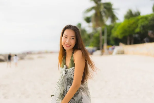 Portrét krásných asijských žen šťastný úsměv relaxovat na tropickém — Stock fotografie