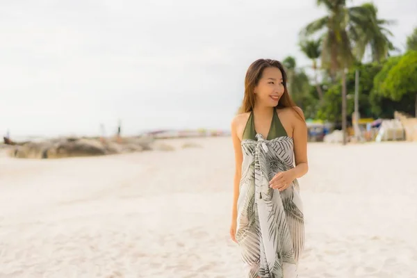 Retrato hermosa asiática mujeres feliz sonrisa relajarse en el tropical —  Fotos de Stock