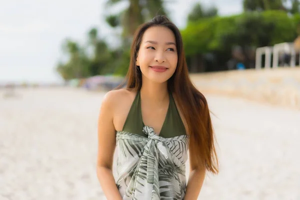Портрет красивые азиатские женщины счастливая улыбка расслабиться на тропических — стоковое фото