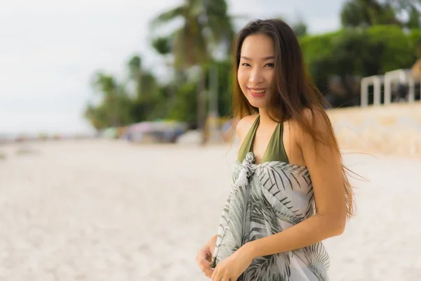 Retrato bonito asiático mulheres feliz sorriso relaxar no tropical — Fotografia de Stock