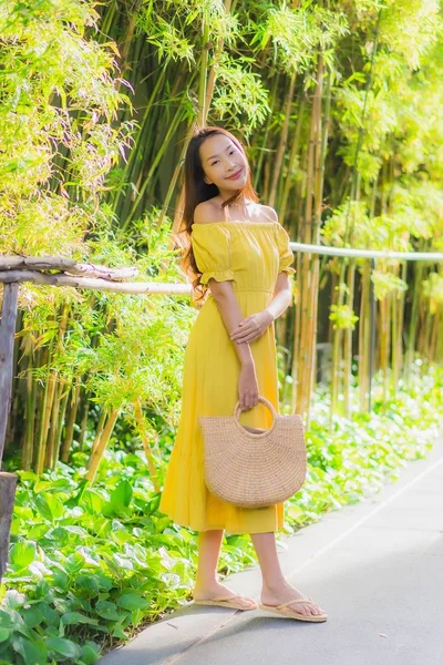 Retrato mulheres bonitas feliz relaxar sorriso em torno do jardim — Fotografia de Stock