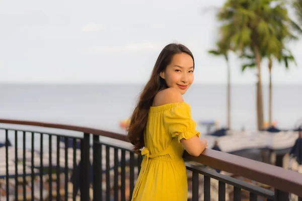 Retrato bonito asiático mulheres feliz sorriso relaxar no tropical — Fotografia de Stock