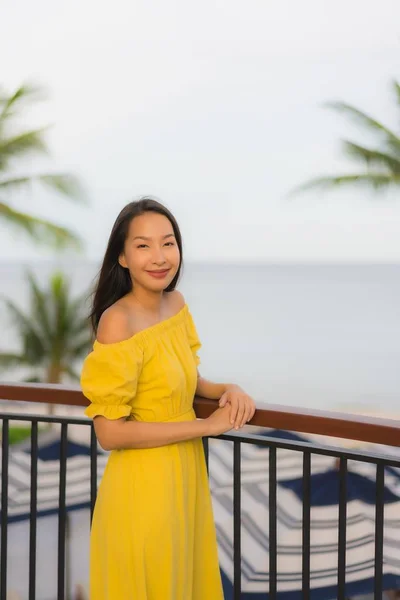 Retrato bonito asiático mulheres feliz sorriso relaxar no tropical — Fotografia de Stock