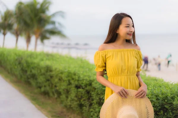 Retrato bonito asiático mulheres feliz sorriso relaxar no tropical — Fotografia de Stock