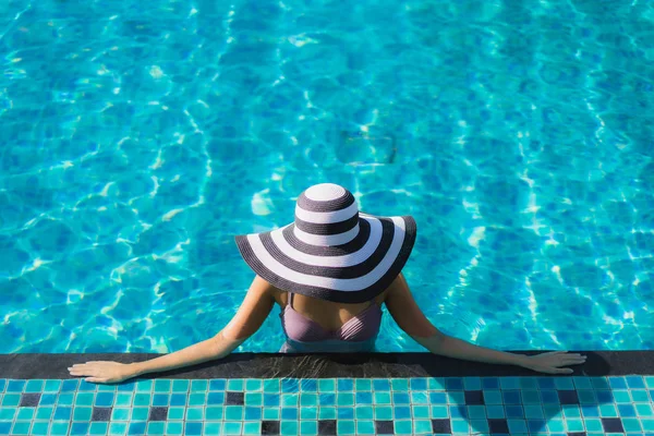 Hermosa retrato asiático mujer relax feliz sonrisa alrededor al aire libre — Foto de Stock