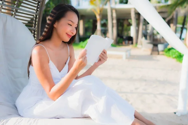 Retrato hermosa mujer asiática leyendo libro alrededor de playa mar oce — Foto de Stock