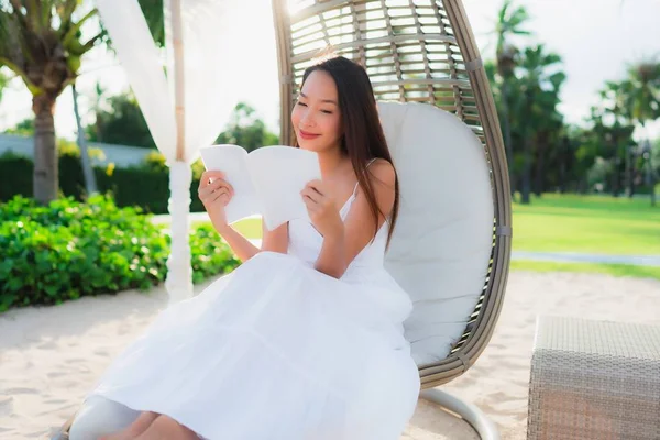 Portrait beautiful asian woman reading book around beach sea oce — Stock Photo, Image