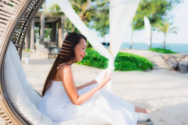 Portrait beautiful asian woman reading book around beach sea oce — Stock Photo, Image