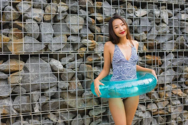 Vackra porträtt asiatisk kvinna slappna av Happy Smile runt utomhus — Stockfoto