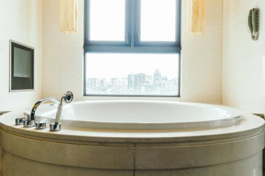 Güzel lüks banyo iç dekorasyonda küvet