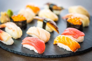 Somon balığı karides karides yılan balığı kabuk ve oth nigiri suşi ayarla