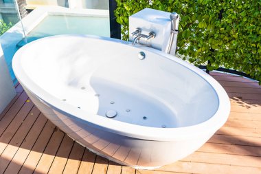 Güzel lüks beyaz küvet banyo dekorasyon iç